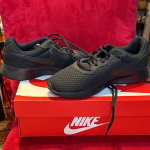 New Nike women Black Athletic Shoes. Size 8.5